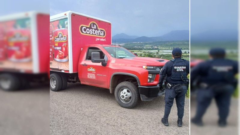 Recuperan en Tzintzuntzan, Michoacán, camioneta robada de empresa alimenticia; delincuentes huyeron con la carga 