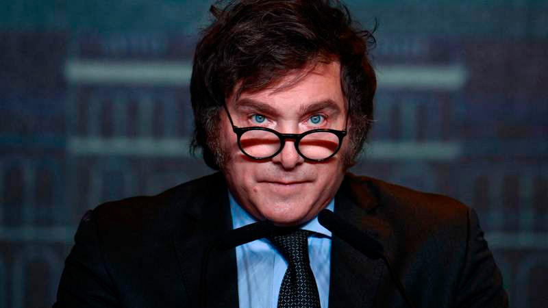 Lanzan piedras y huevos contra Milei en recorrido público; detienen a dos 