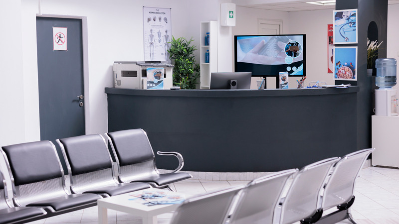 Falta de regulación impide transparencia en precios hospitalarios 