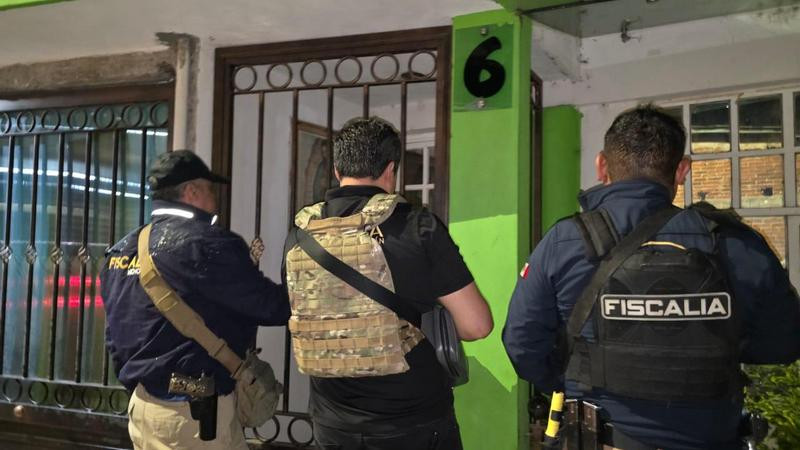 En cateo, aseguran estupefacientes, armas, equipo táctico, pólvora y una motocicleta en Uruapan, Michoacán; hay una persona detenida 