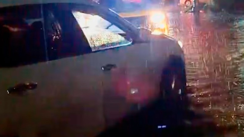 Rescatan a dos mujeres atrapadas en corriente tras lluvias en Culiacán, Sinaloa 