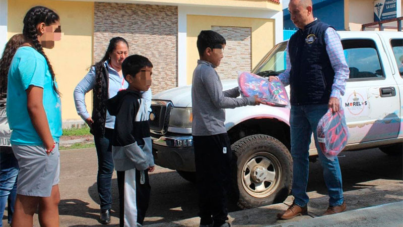 Entrega Ayuntamiento de Morelos mochilas a estudiantes de nivel básico 