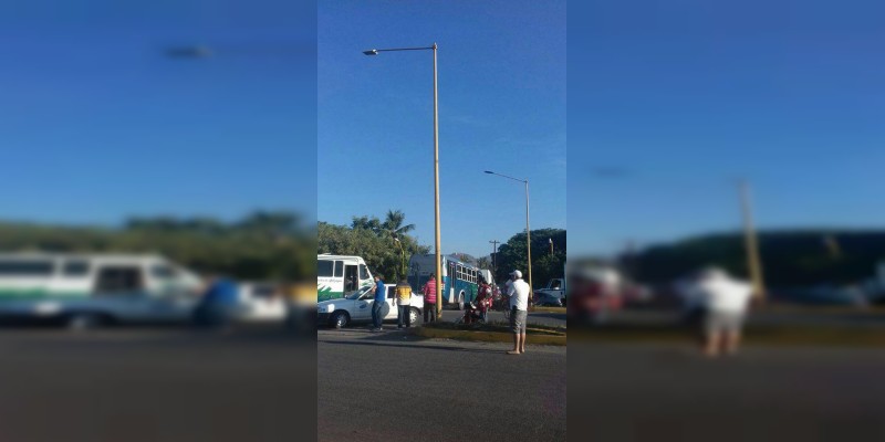 Con bloqueos, concesionarios del transporte protestan en Apatzingán 