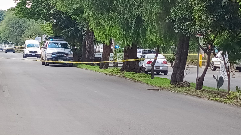Acribillan a mujer cuando viajaba en su auto en Celaya, Guanajuato; se presume era agente de tránsito 