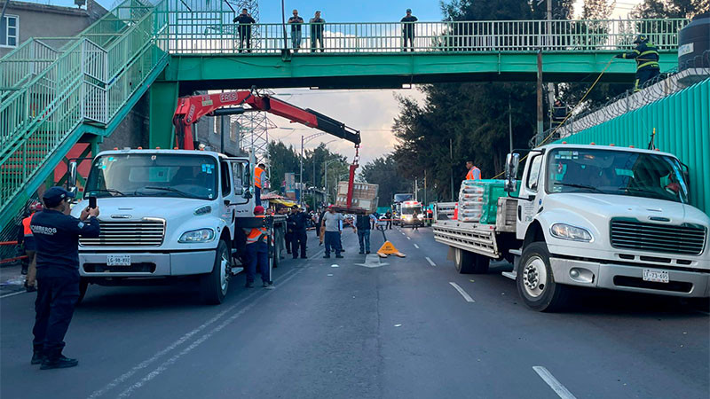 Cae camión en un socavón de 10 metros de profundidad en CDMX 