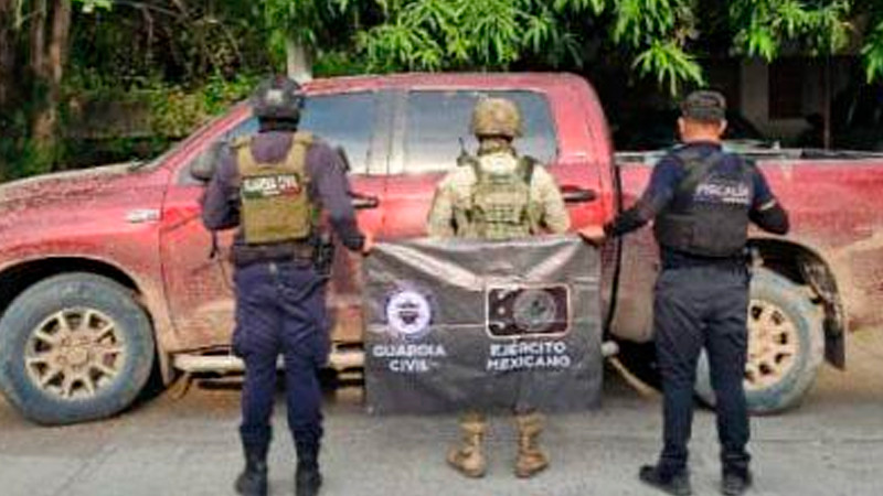 En Apatzingán, Michoacán aseguran camioneta robada con municiones y estupefacientes 