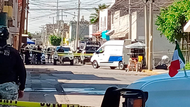 Ultiman a vendedor de tamales, en Celaya, Guanajuato 