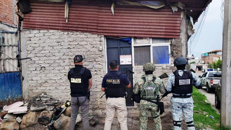 En Morelia, Michoacán, mediante cateos, asegura la FGE más de mil 500 dosis de estupefaciente y detiene a dos personas 