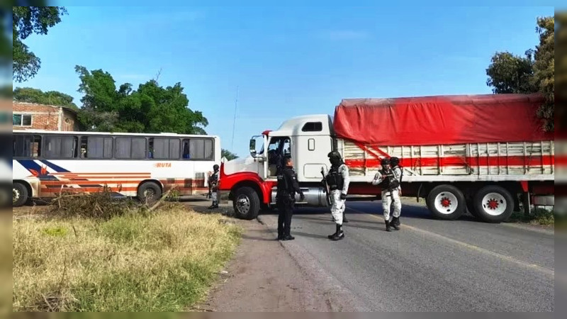 Bloqueo en la carretera Apatzingán - Tepalcatepec moviliza a las autoridades de Michoacán  