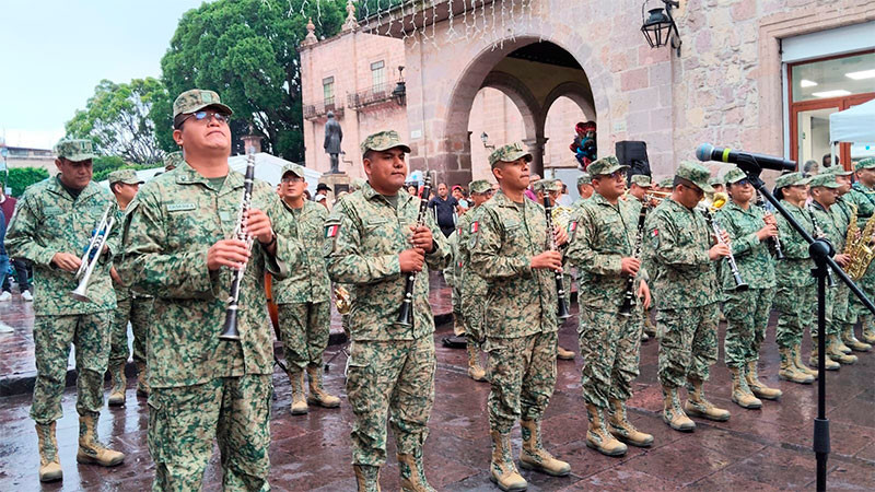 Sorprende la Banda de Música de la XII Región Militar con flashmob a decenas de morelianos en la Cerrada de San Agustín  