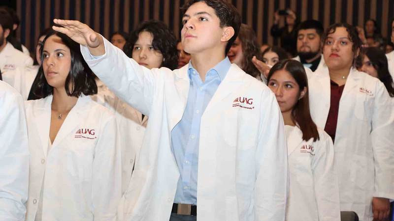 Dan bienvenida a estudiantes de medicina con la imposición de Batas Blancas 