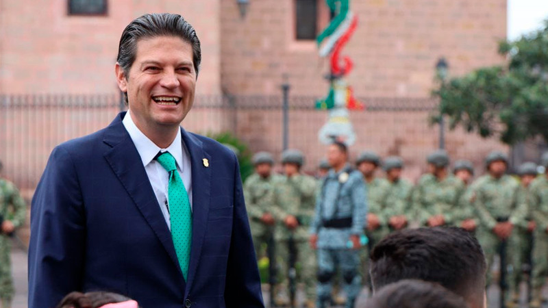 Alfonso Martínez Alcázar preside izamiento de la Bandera Nacional, en el inicio de los festejos patrios 