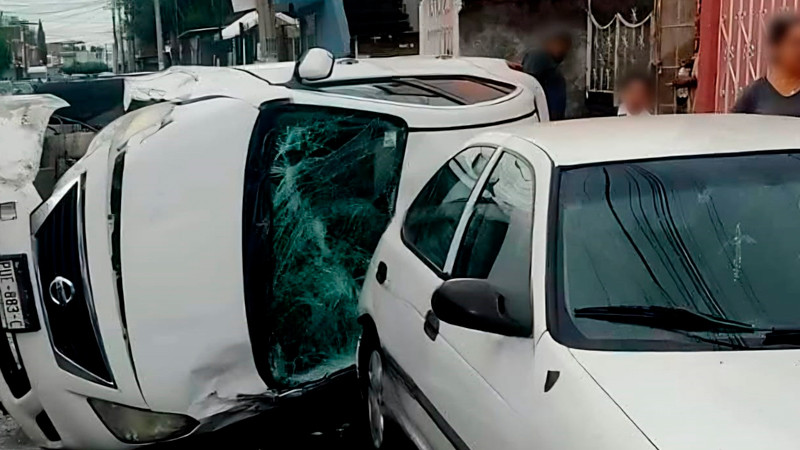 Volcadura vehicular en Uruapan, Michoacán deja un herido 