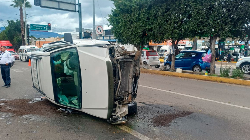 Vuelca camioneta en el Libramiento de Morelia, Michoacán, solo hubo daños materiales  