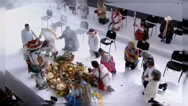 De rodillas e invocando a Quetzalcóatl: la nueva Corte arranca envuelta en rituales
