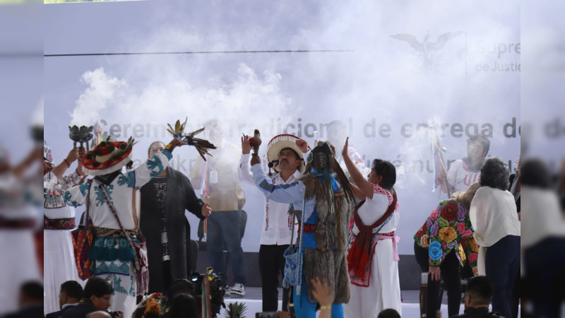 De rodillas e invocando a Quetzalcóatl: la nueva Corte arranca envuelta en rituales