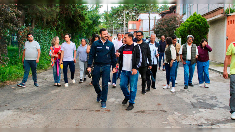 Yankel Benítez escucha y atiende a vecinos de la colonia Mariano Michelena 
