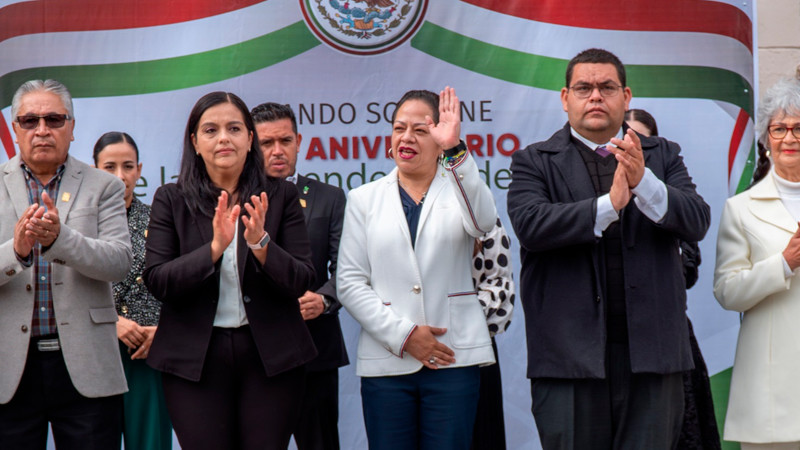 Jeovana Alcántar, encabezó el acto de la Pega del Bando Solemne, para conmemorar el CCXV Aniversario del Inicio de la Independencia de México 