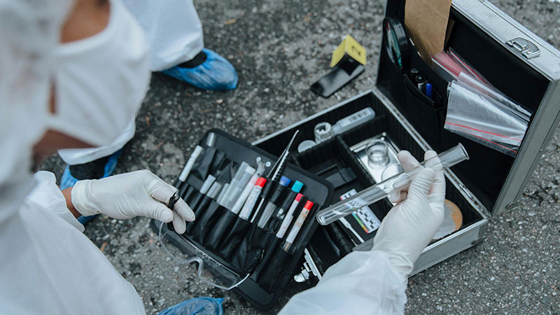Cuerpo en avanzado estado de putrefacción es encontrado en una bodega al lado del metro en Monterrey; versiones preliminares indican que se trata de un hombre en situación de calle 