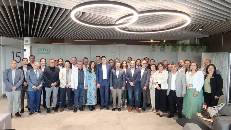 Presenta Alfonso Martínez proyectos de desarrollo a empresarios 