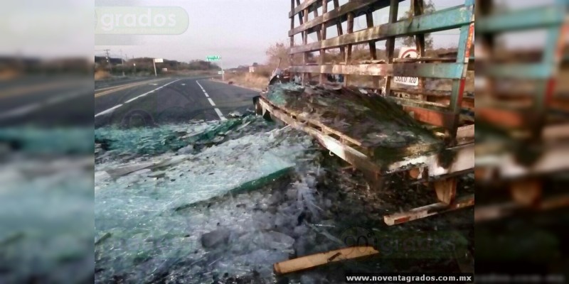Por falla mecánica se incendia camión de carga en La Piedad, Michoacán - Foto 0 