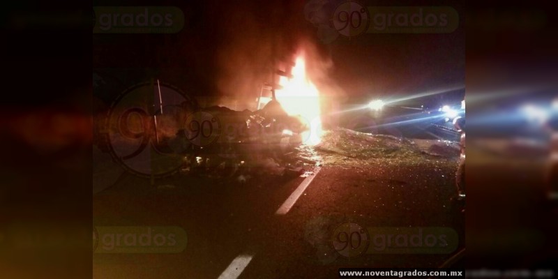 Por falla mecánica se incendia camión de carga en La Piedad, Michoacán - Foto 1 