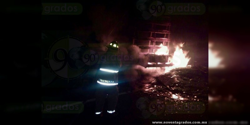 Por falla mecánica se incendia camión de carga en La Piedad, Michoacán - Foto 2 