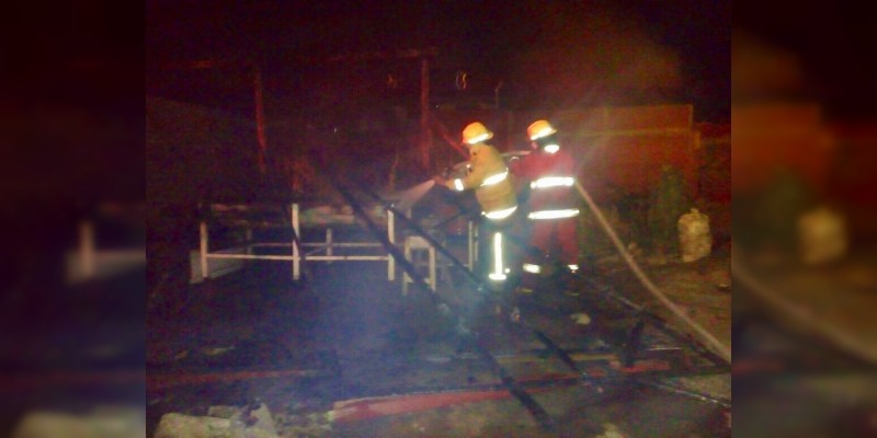 Se quema negocio de pollos asados en Uruapan, Michoacán - Foto 0 