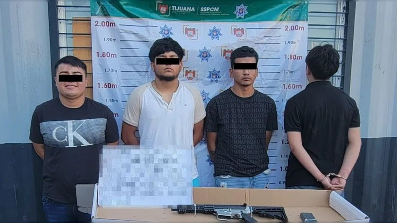 Cae grupo de jóvenes que pretendían colocar mensajes amenazantes en Tijuana; llevaban consigo arma de grueso calibre 