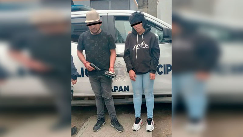 Detienen a dos sujetos que asaltaron un OXXO en Uruapan, Michoacán 