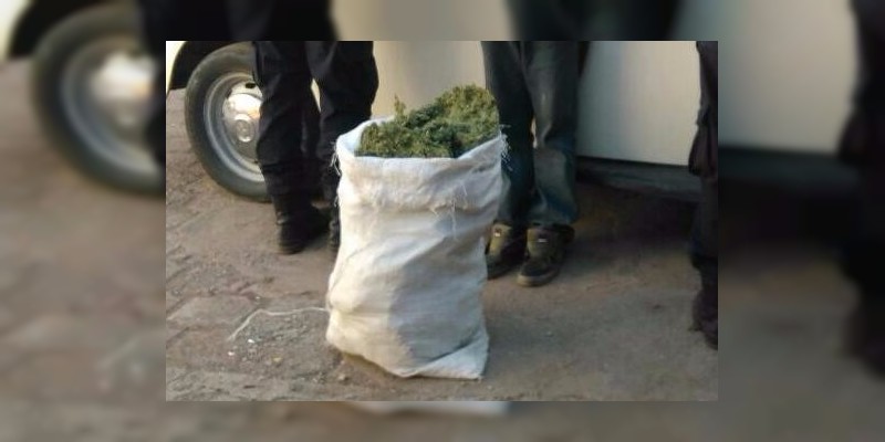 Incauta Policía Michoacán 13 kilos de mariguana y detiene a un sujeto 