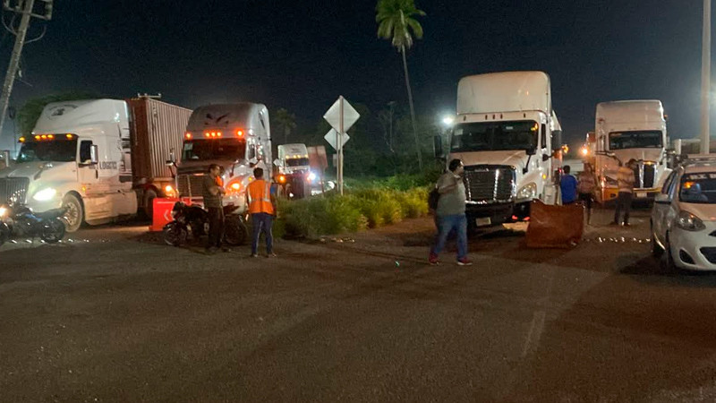 Transportistas bloquean accesos a Lázaro Cárdenas, Michoacán; denuncian condiciones precarias 