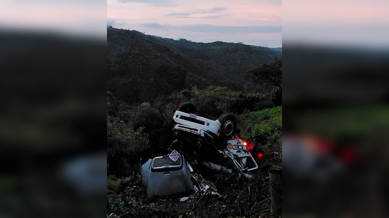 Se desbarranca, en Madero, Michoacán, pipa cargada con chapopote, el chofer resultó herido 
