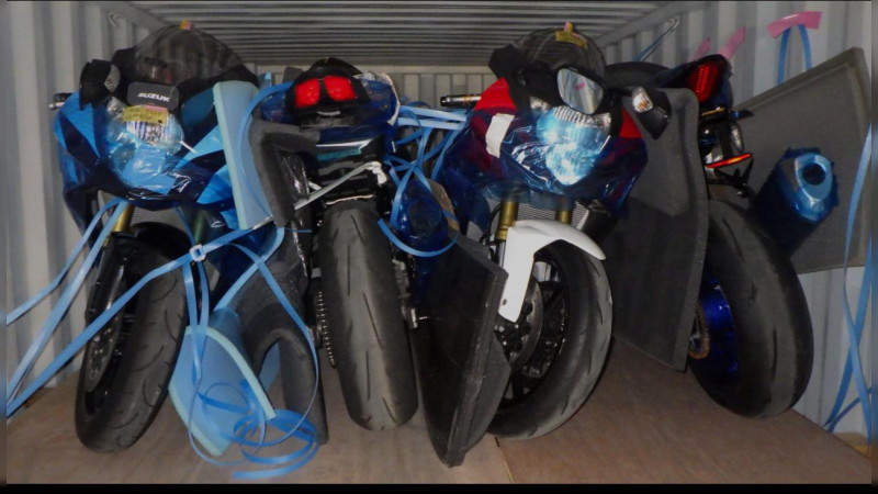 Golpe millonario en la Autopista de Occidente: comando armado roba cargamento de motocicletas en Michoacán 