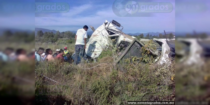 Zitácuaro: Vuelca tráiler tras quedarse sin frenos - Foto 2 