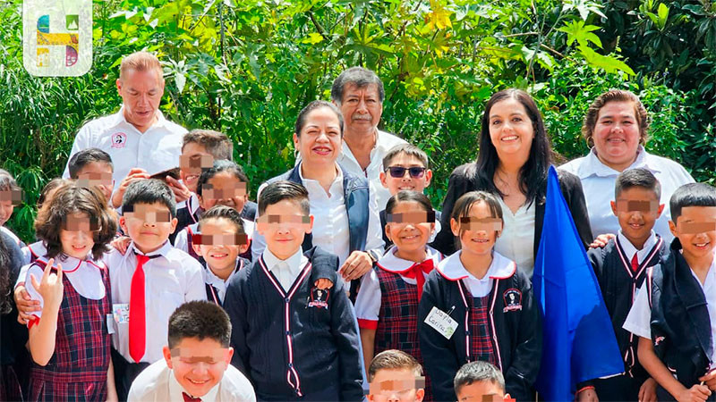 Jeovana Alcántar asistió al arranque oficial de la pavimentación de la Calle Salazar 