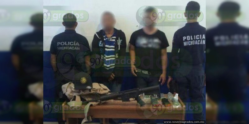 En operativo, detienen a dos con armas y droga en Jiquilpan - Foto 0 
