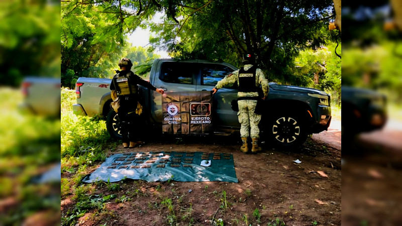 Aseguran camioneta con arsenal de cientos de cartuchos y una decena de explosivos para dron en Apatzingán, Michoacán  