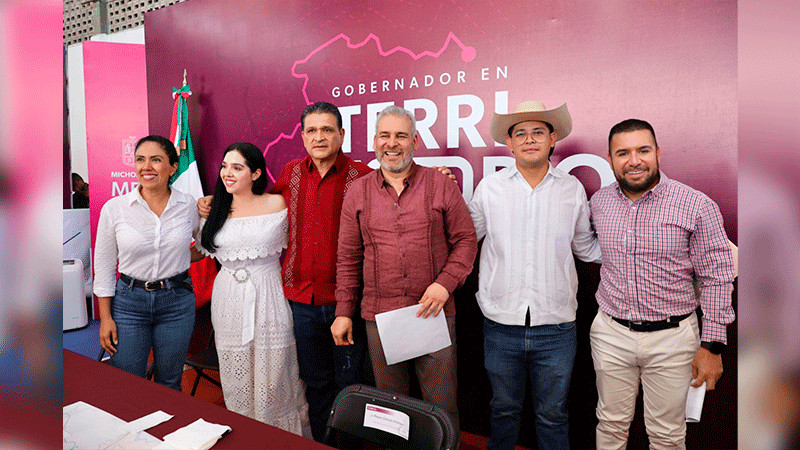Mantiene Bedolla cercanía con la gente en audiencia pública en Múgica 