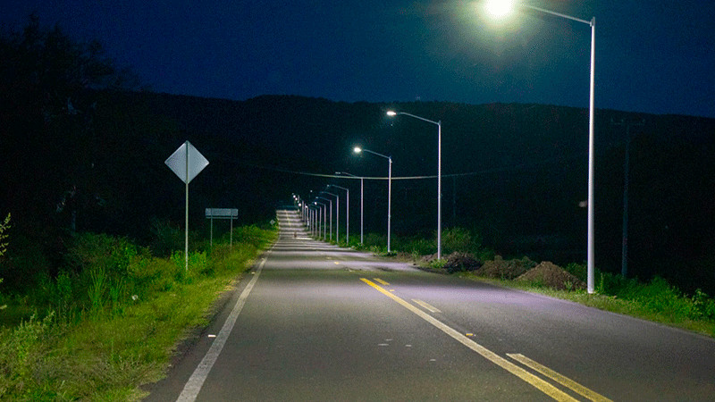 Se instalan luminarias en el tramo carretero Huandacareo – La Estancia 