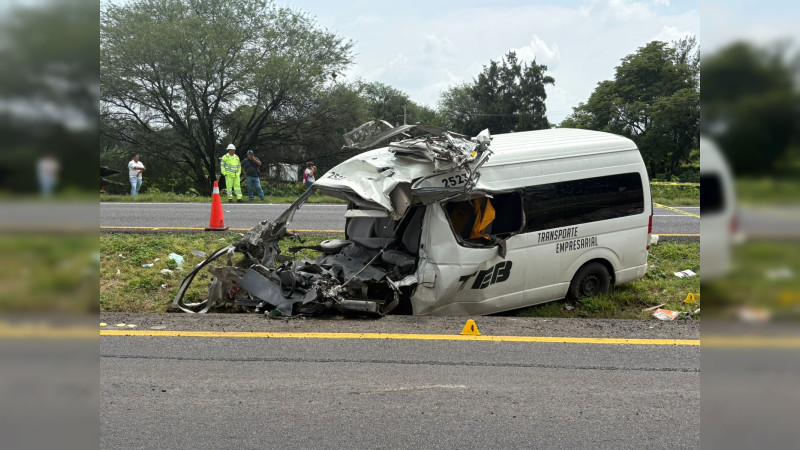 Choque frontal en la carretera Irapuato-Abasolo deja tres muertos y varios lesionados 