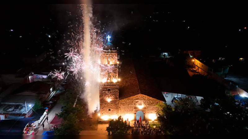 Inaugura el alcalde Varona remodelación del atrio de la iglesia de Purechucho de Huetamo, Michoacán  