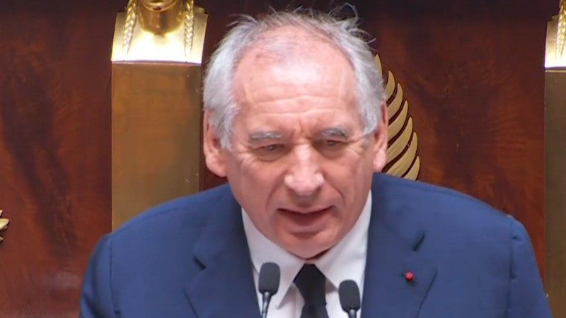 Dimite primer ministro de Francia en medios de crisis de finanzas públicas 