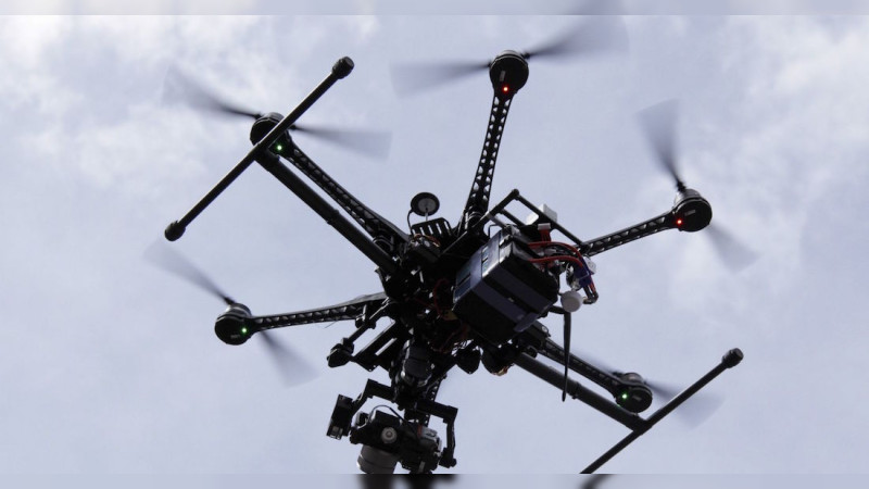 Policías sobreviven a bombardeo con drones explosivos en Apatzingán, Michoacán 