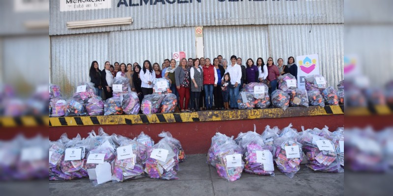 Distribuye DIF Michoacán juguetes a todo el estado 