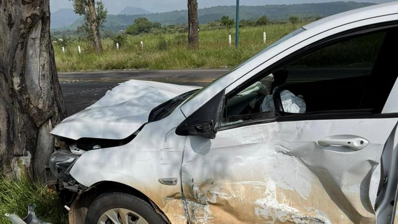 Alcaldesa de Erongarícuaro se ve involucrada en accidente automovilístico en la Zacapu-Morelia; no quiere hacerse responsable de los daños causados 