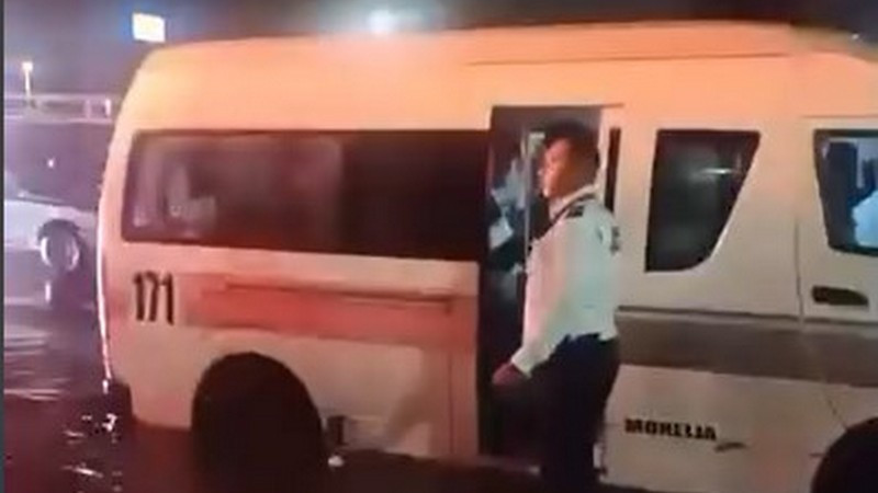 Lluvias dejan combi varada en el Libramiento de Morelia; pasajeros fueron rescatados 