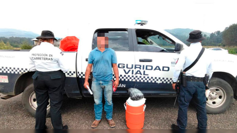 En Salvador Escalante, Michoacán: Detienen a hombre que viajaba con más de 660 mil pesos en efectivo 
