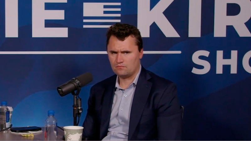 Balean a influencer aliado de Trump en evento universitario en Utah 