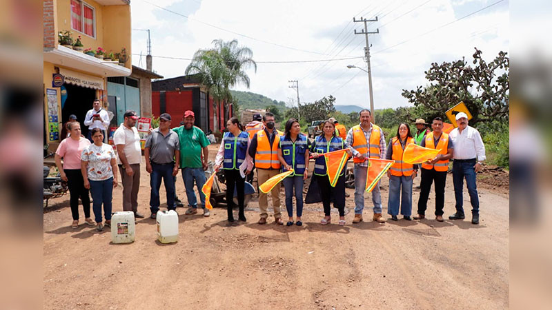 Arranca Gobierno de Quiroga trabajos de bacheo y rehabilitación de la carretera a Tzirandangatzio 